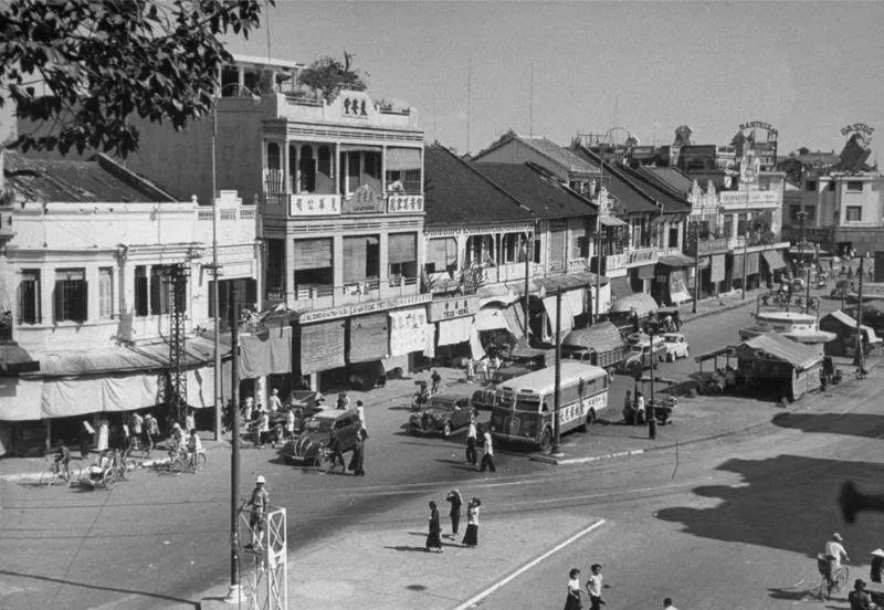 Busy Old Cholon corner, vibrant with Vietnamese-Chinese cultural heritage.
