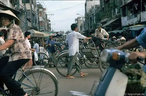 Tjhe chaotic streets of Saigon in the 1900s