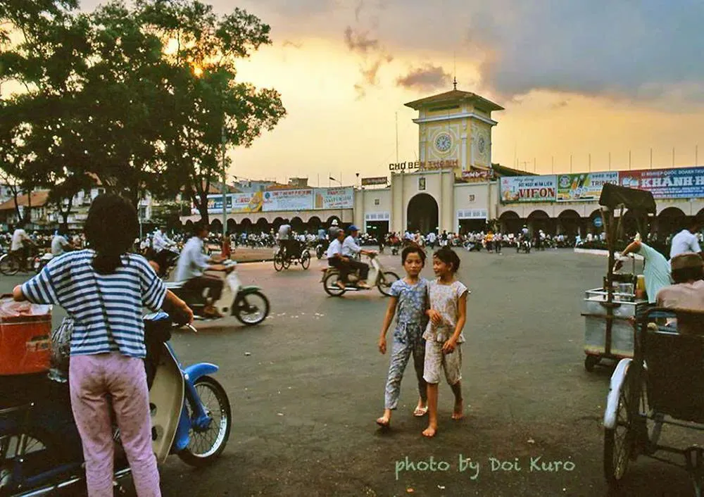 Transportation at Ben Thanh Market in the 1990s